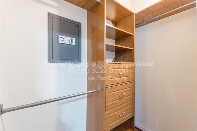 Building Photo - 620 Glen Iris Dr NE