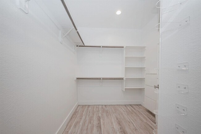 Building Photo - 10014 Granary Dr