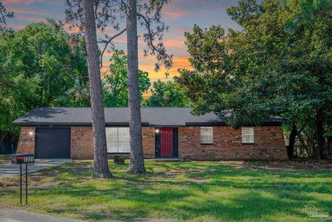 Building Photo - 1221 Albuquerque Cir