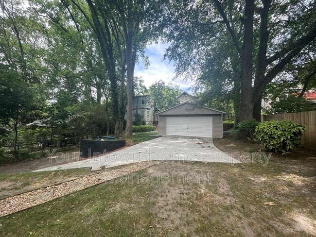 Building Photo - 639 Somerset Terrace NE