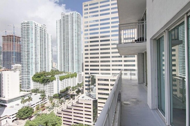 Building Photo - 1111 Brickell Bay Dr