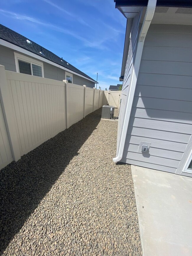 Building Photo - 3 Bedroom and 2 bath located in a vibrant,...