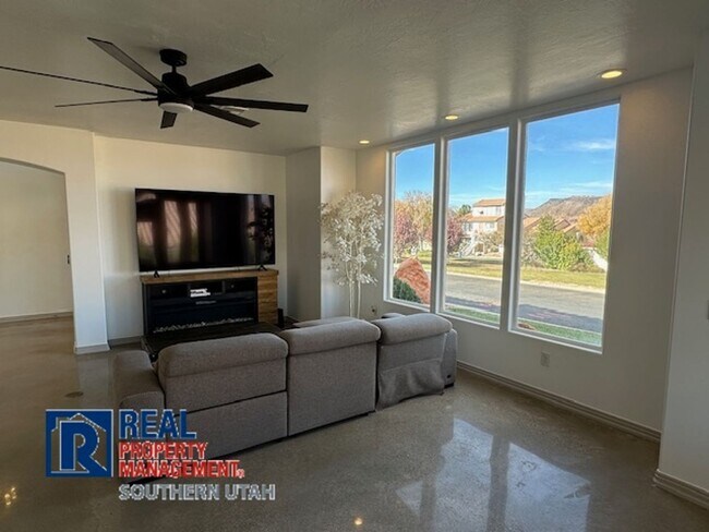 Building Photo - 179 Oasis Dr