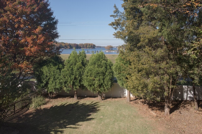 Building Photo - 16015 Kelly Park Cir