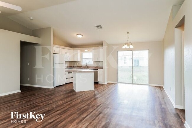 Building Photo - 2105 NW 1st Pl