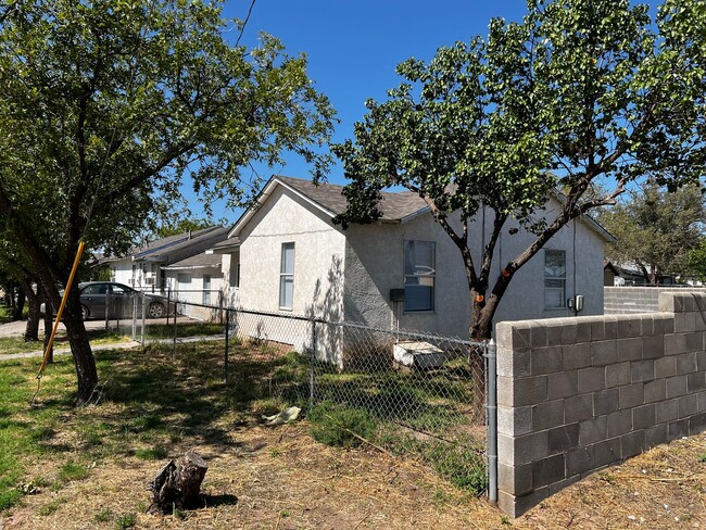 Building Photo - 3 bed 1 bath