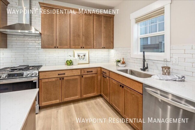 Building Photo - 1704 E Cutgrass Ln