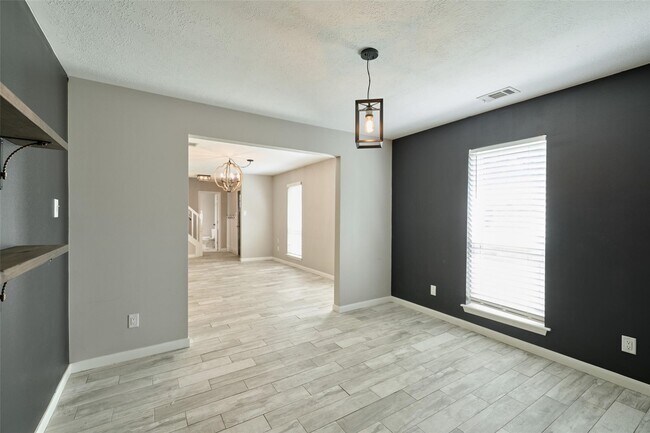 Building Photo - 725 River Plantation Dr