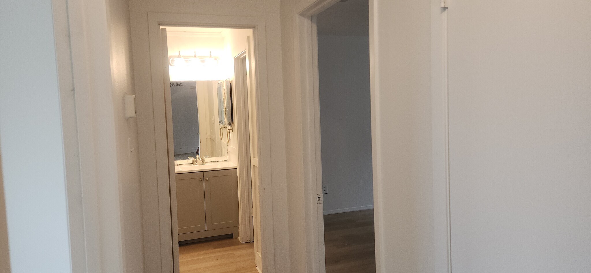 Building Photo - 605 E Applegate Dr