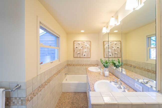 Building Photo - Enchanting Portland Heights 5BD House: You...