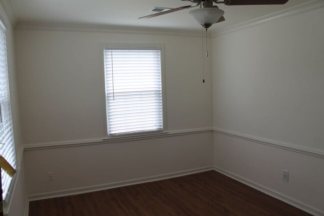 Building Photo - 2 Bedroom 1 Bath Apartment in Shandon (Dup...