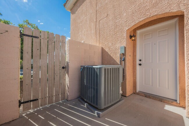 Building Photo - Fully Remodeled 3-Bedroom Townhome