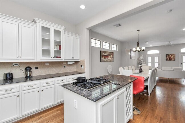 Building Photo - 592 Bomar St