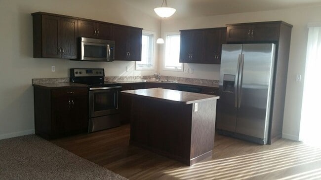 Building Photo - 4 Bed 3 Bath Single Family Home