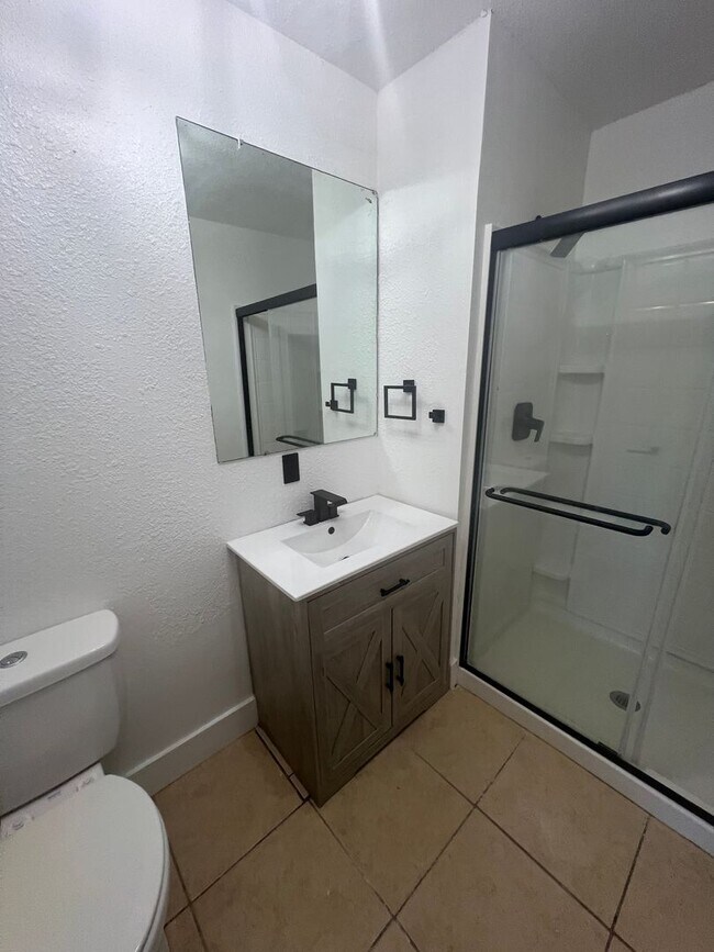 Building Photo - 4 Bed 3 bath remodeled home