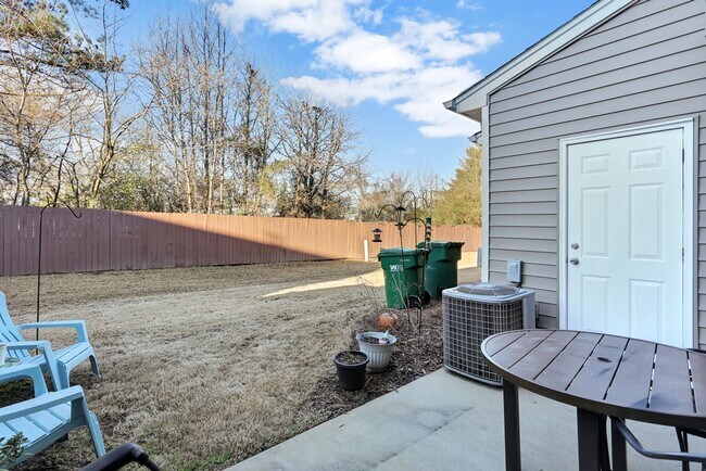 Building Photo - Charming 3 BD - 2.5 BA townhome located so...