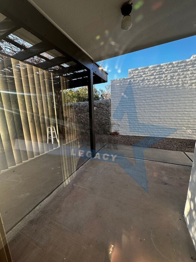 Building Photo - Large 2 bedroom with sunroom in immaculate condition.  Telshor neighborhood with garage!