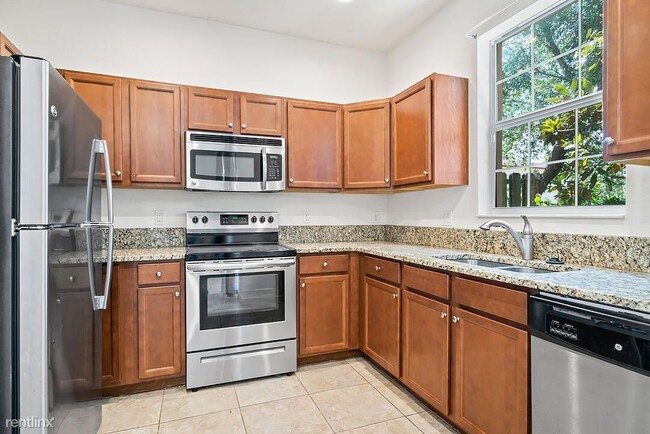 Building Photo - 3 br, 2.5 bath Townhome - Charleston Commons