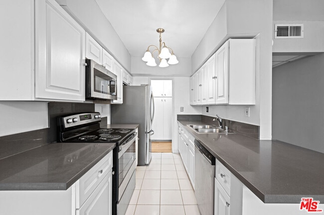 Building Photo - 12801 Moorpark St