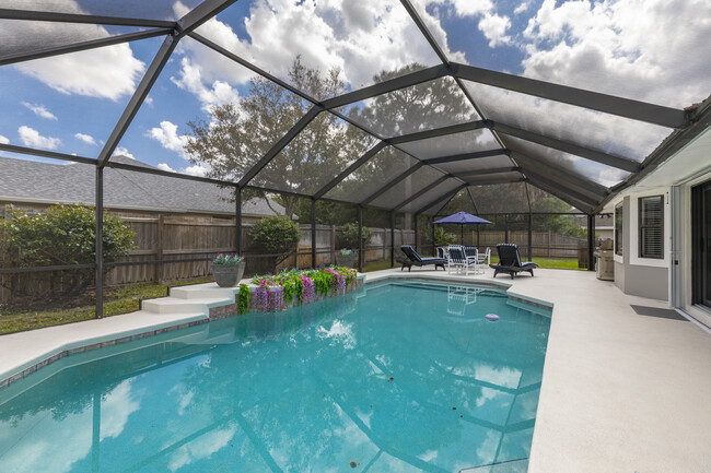 Screened-in pool area - 955 SW Sand Oak Dr