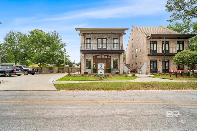Building Photo - 818 Manci Ave