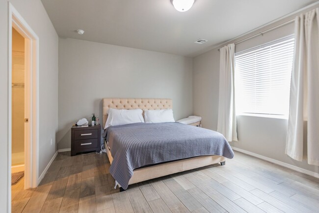 Building Photo - Beautiful 3 Bedroom/2 Bath Home