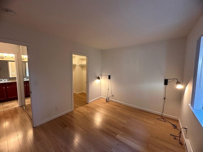 Building Photo - 2 bedrooms 2 bath condo Top floor for rent in Fremont