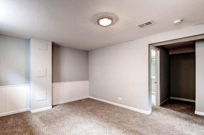 Building Photo - Updated 4-bed, 2-bath home - Blocks from R...