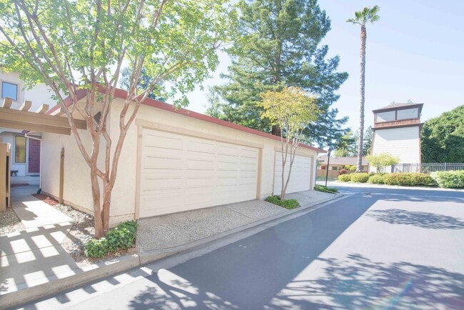 Primary Photo - Excellent 3 Bed 2.5 Bath Town Home!