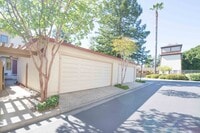 Building Photo - Excellent 3 Bed 2.5 Bath Town Home!