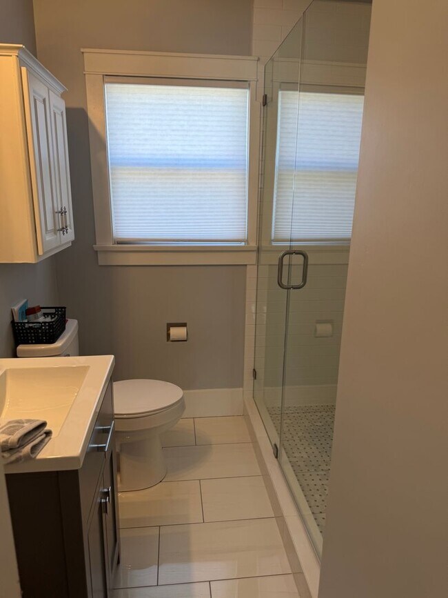 Building Photo - Remodeled and Furnished