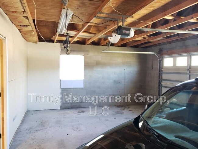 Building Photo - 10264 Spring Hill Dr