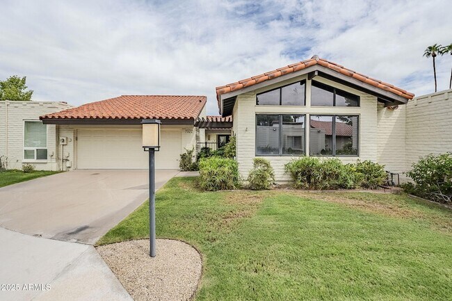 Building Photo - 7322 E Sierra Vista Dr