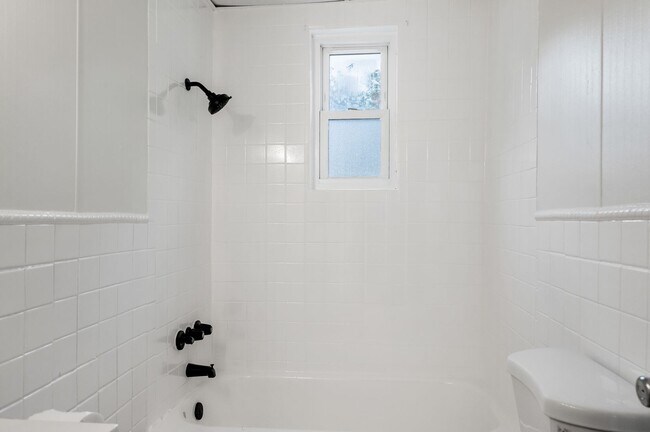 Building Photo - 3 bed 1 bath - newly updated, central air, laundry.