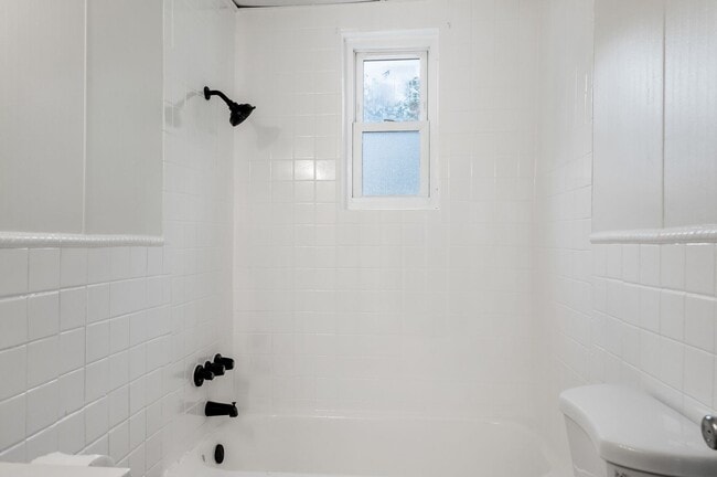 Building Photo - 3 bed 1 bath - newly updated, central air,...