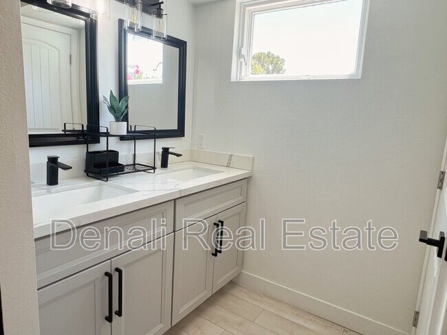 Building Photo - 1759 N Spring Cir