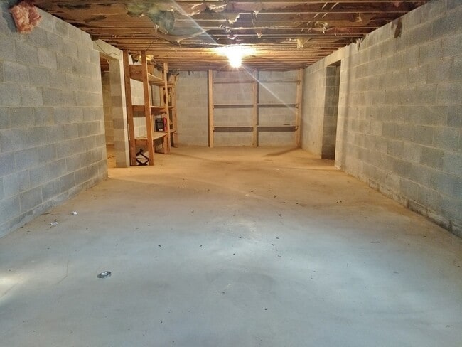 Building Photo - 2 Bed / 1-1/2 Bath Single Family Home