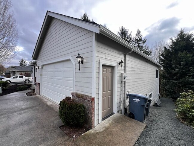 Building Photo - Elegant home in UP with primary bedroom suite on main level