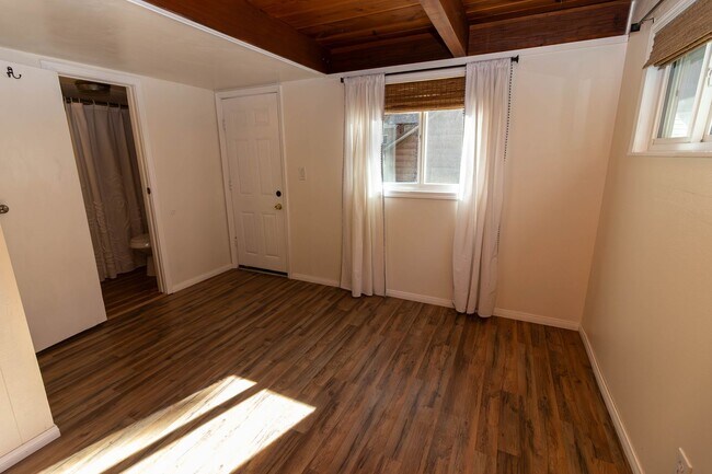 Building Photo - 3 Bedroom 2 Bath Gambrel Nestled in Big Bear City
