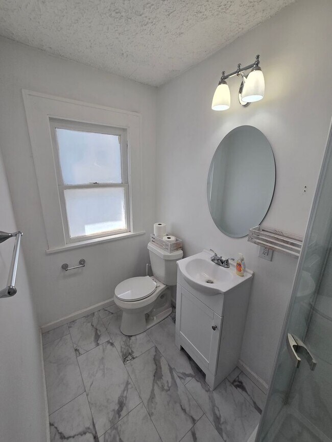 Building Photo - MOVE IN SPECIAL !! SPACIOUS 1/1 CONVENIENTLY LOCATED CLOSE TO DOWNTOWN ST. PETERSBURG