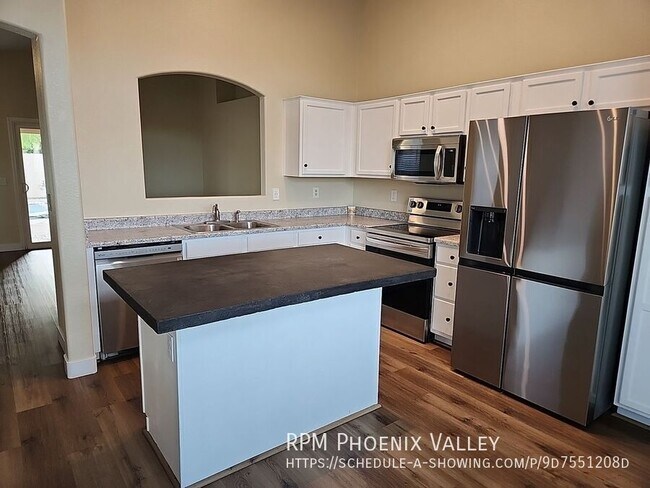 Building Photo - 2533 N Silverado-