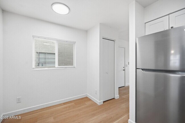 Building Photo - 2844 E Marconi Ave