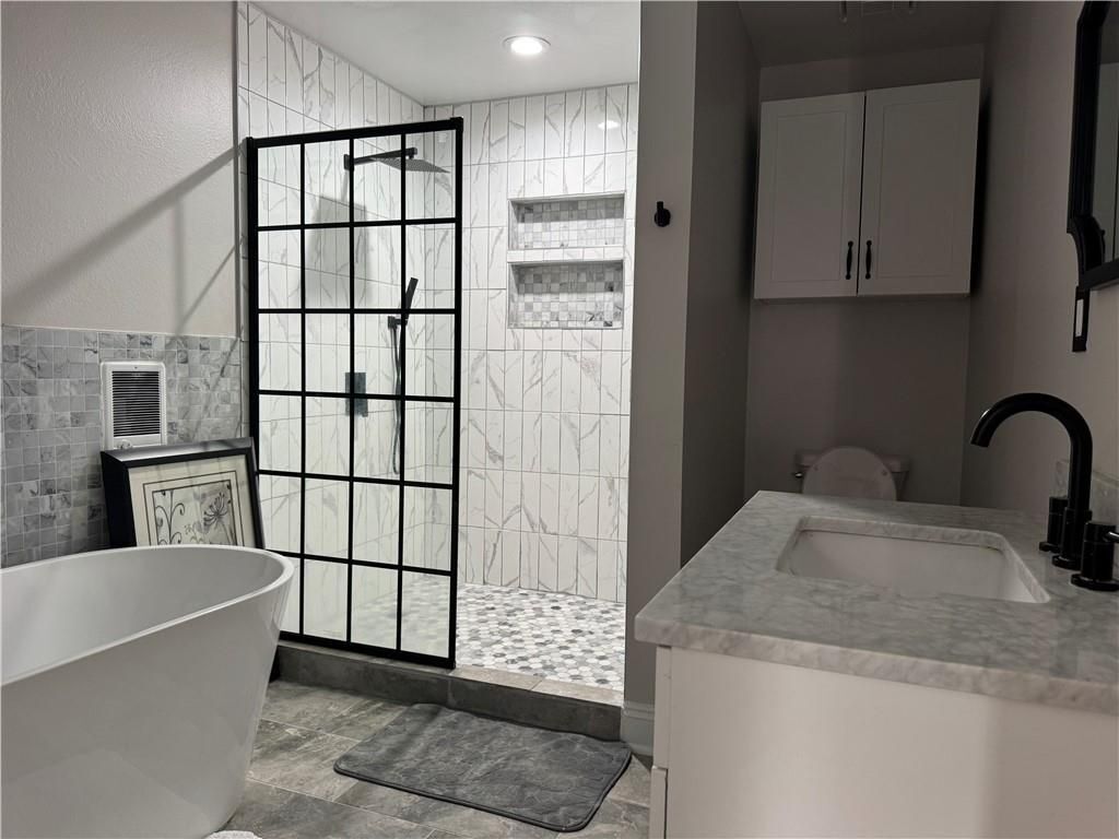 Building Photo - 207 E Maple Ave