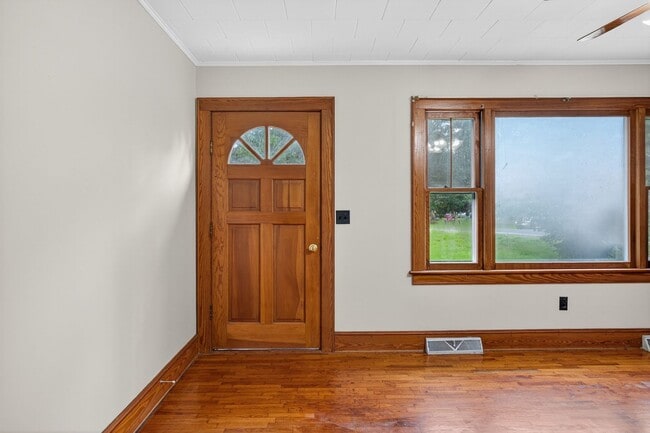 Building Photo - 2 Bedroom, 1 Bathroom House in Madison!