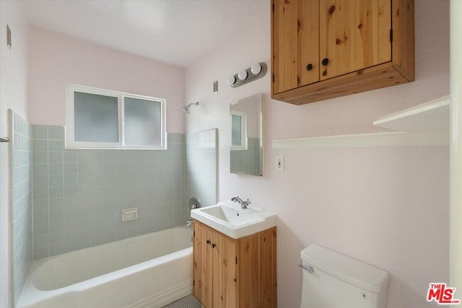 Building Photo - 821 Laveta Terrace