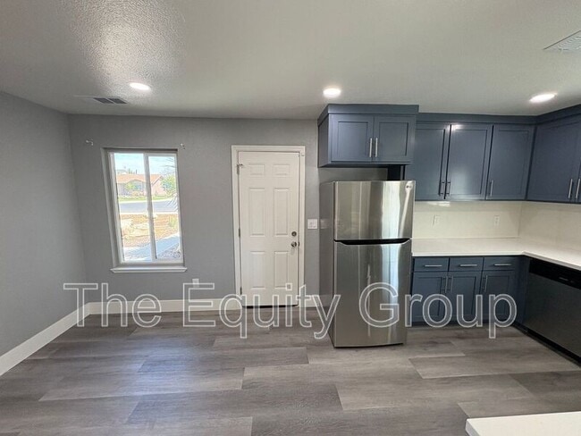 Building Photo - 609 S Acacia Dr