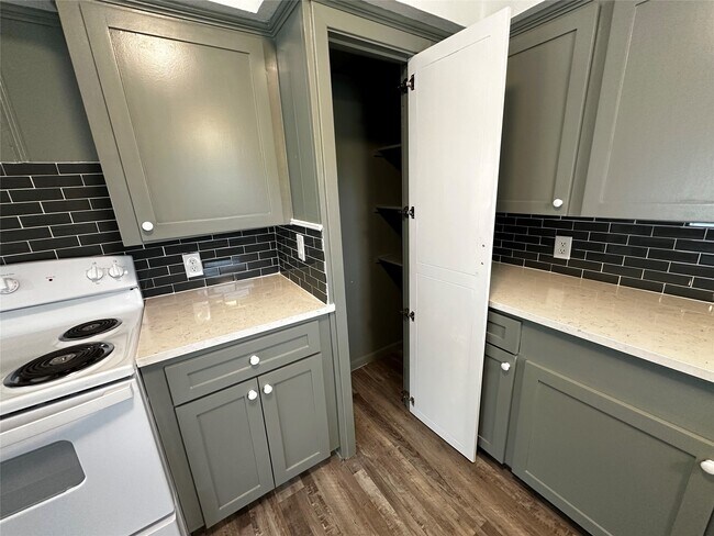 Building Photo - 318 Melton St