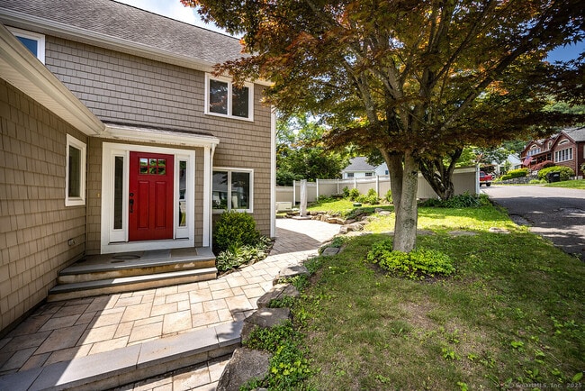 Building Photo - 32 Lakeshore Dr N