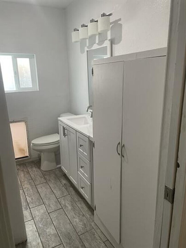 Building Photo - Minutes to U of A Duplex