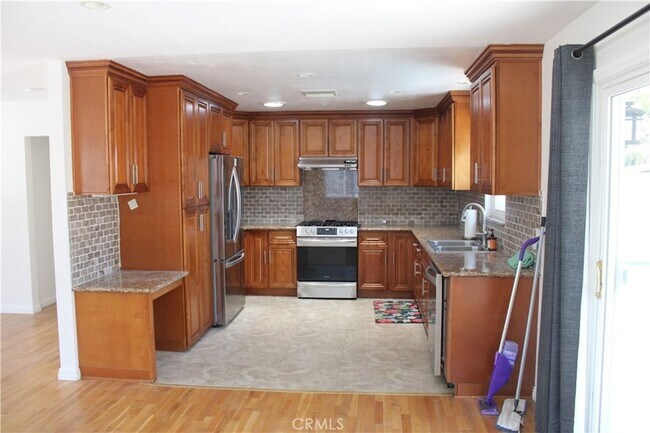 Building Photo - 5192 Robinwood Dr